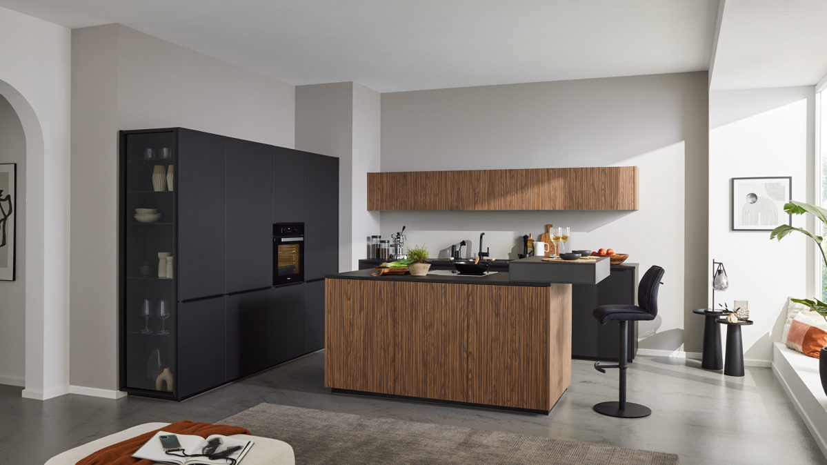 Einbauküche Interliving aus Holz in Schwarz Interliving Küche Serie 3076 mit Miele-Einbaugeräten Mattschwarz & Stripe Wood Choco - dreizeilig