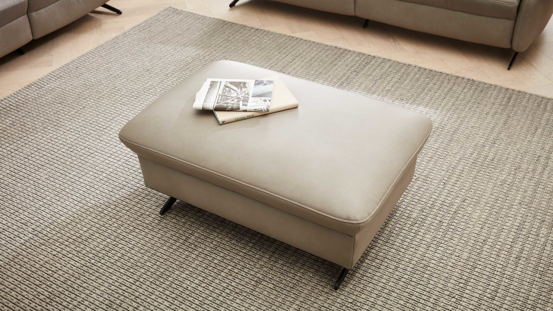 Polsterhocker comfortmaster besser sitzen, liegen, leben aus Leder in Beige Comfortmaster Spektra 1267 - Polsterhocker stahlfarbenes LongLife-Leder - ca. 99 x 65 cm