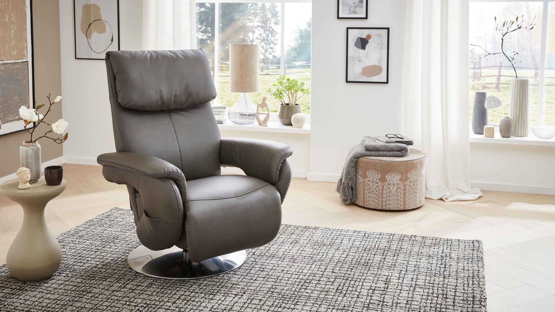 Relaxsessel comfortmaster besser sitzen, liegen, leben aus Leder in Grau Comfortmaster 7444 - Relaxsessel bzw. Polstermöbel 26X granitfarbenes LongLife-Leder LG 24 & edelstahlfarbener Tellerfuß