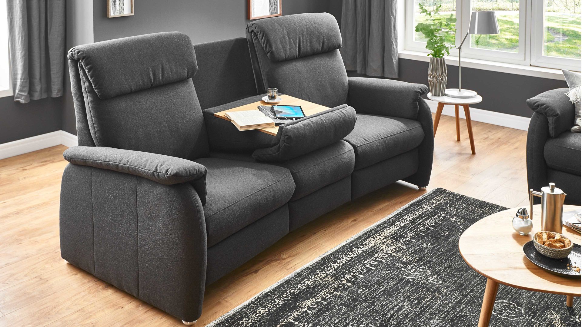 Dreisitzer COMFORT SMART aus Stoff in Anthrazit COMFORT SMART Alto - Trapezsofa anthrazitfarbenes Flachgewebe Orlando & Aluminiumfüße – Länge ca. 226 cm