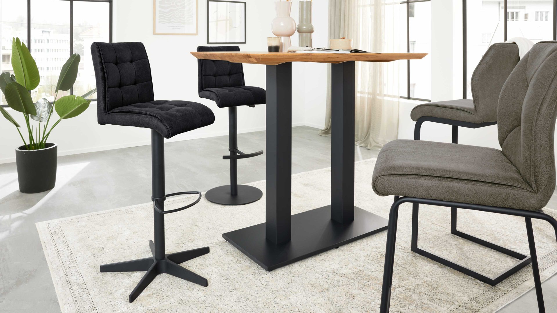 Barstuhl Interliving aus Kunstfaser in Schwarz Interliving Esszimmer Serie 510 – Barstuhl mit Drehfunktion BL52 carbonschwarze Mikrofaser Night & mattschwarzer Sternfuß