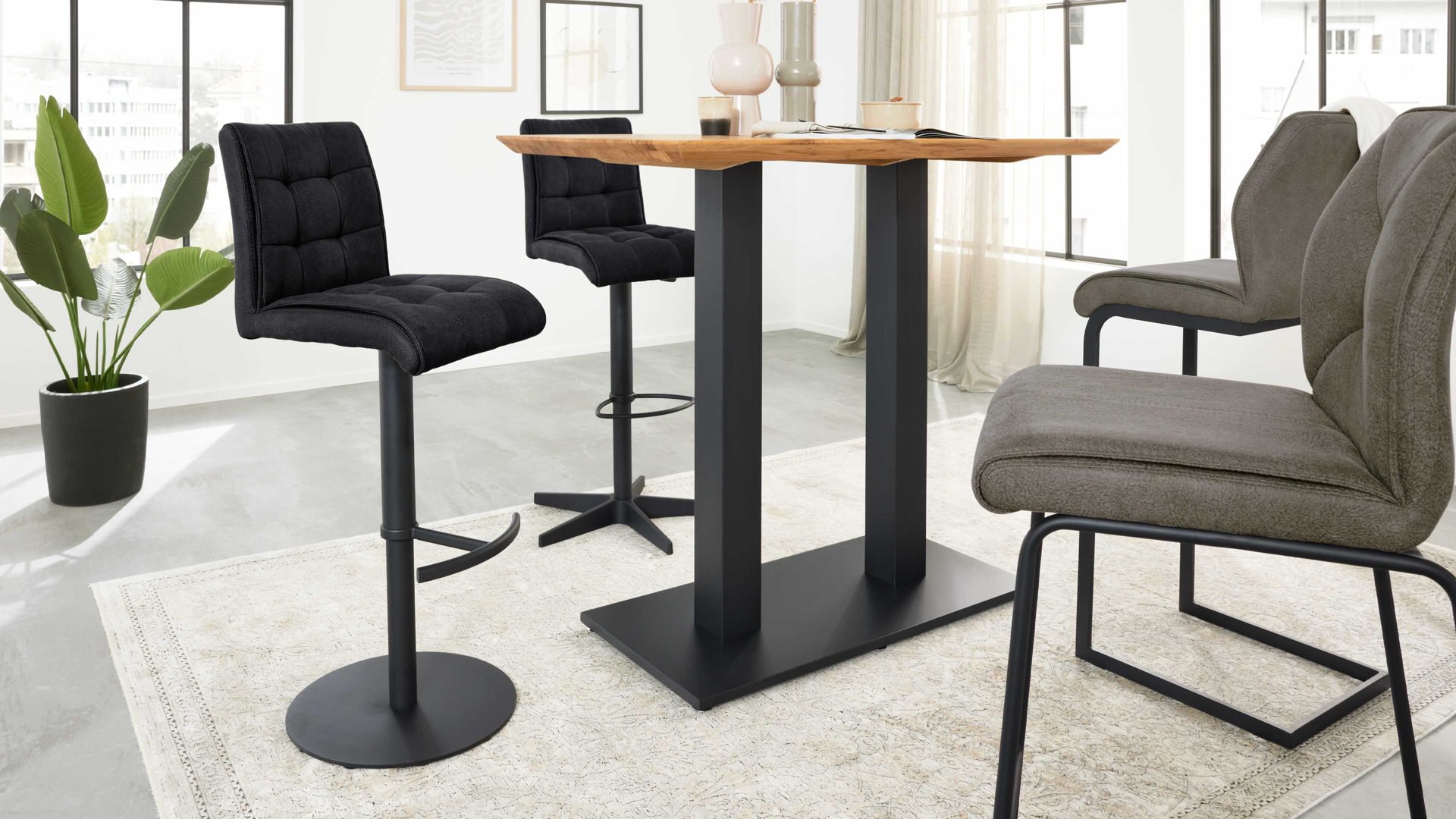 Barstuhl Interliving aus Kunstfaser in Schwarz Interliving Esszimmer Serie 5104 – Barstuhl mit Drehfunktion BL64 carbonschwarze Mikrofaser Night & mattschwarzer Tellerfuß