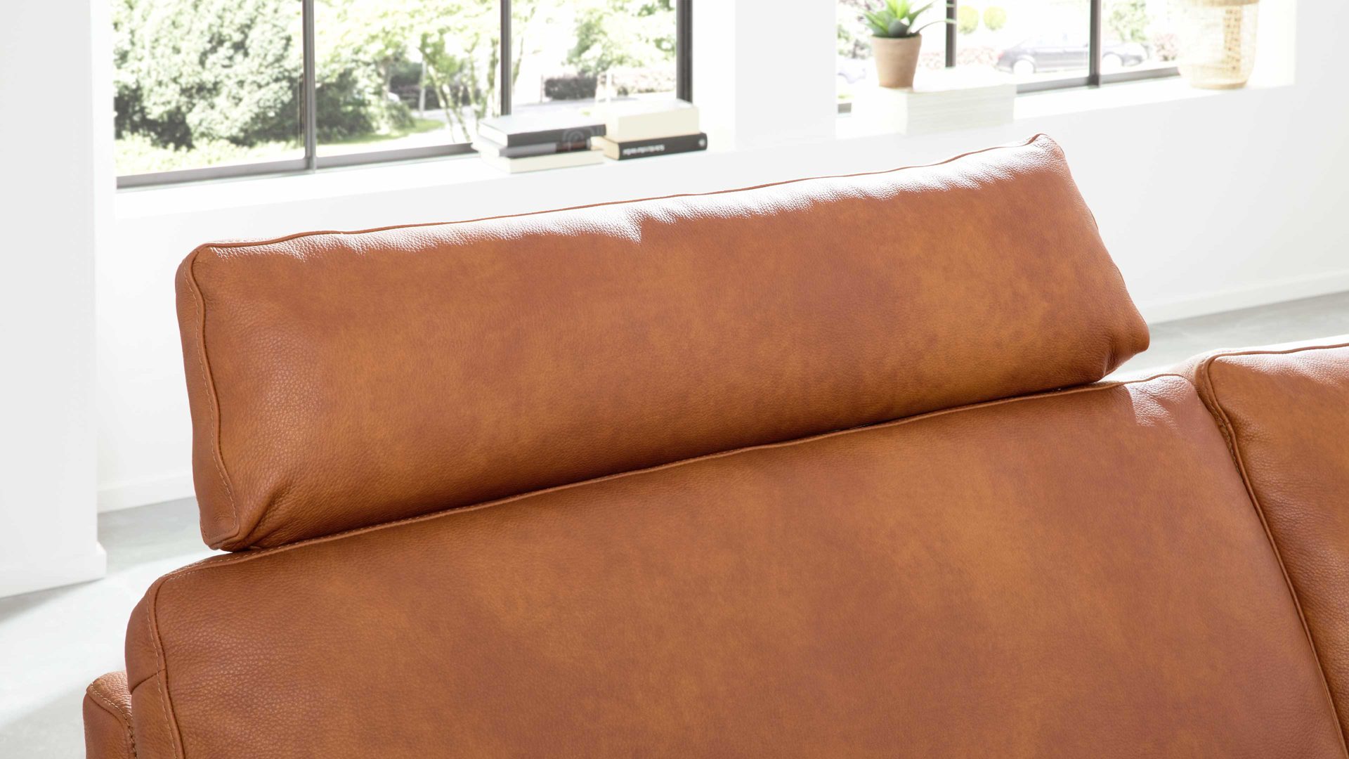 Kopfstütze Interliving aus Leder in Orange Interliving Sofa Serie 4004 - Kopfstütze U100K cognacfarbenes LongLife-Leder Z75-50 - Breite ca. 90 cm