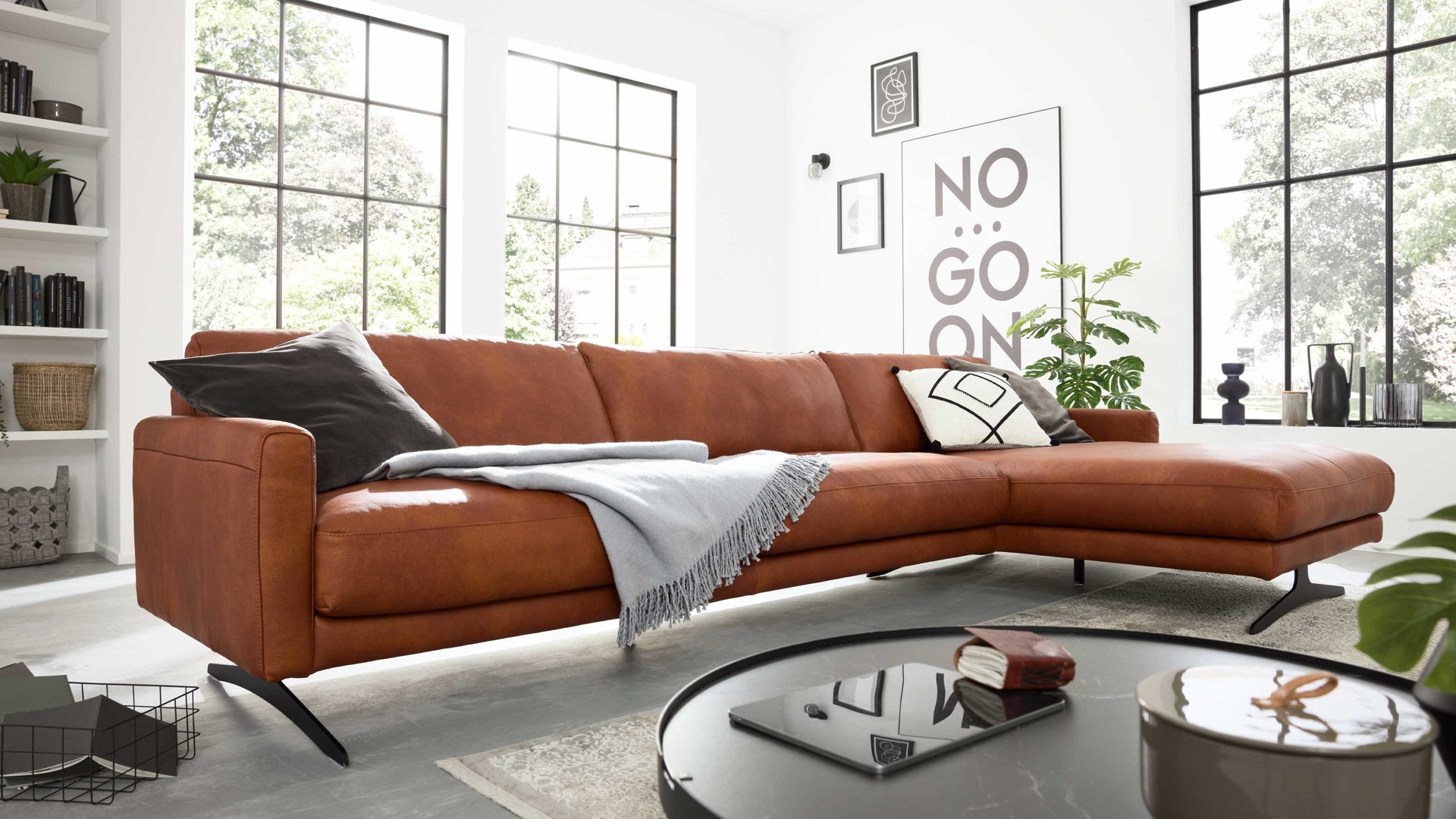 Ecksofa Interliving aus Leder in Orange Interliving Sofa Serie 4004 - Ecksofa cognacfarbenes LongLife-Leder Z75-50 - Stellfläche ca. 300 x 170 cm