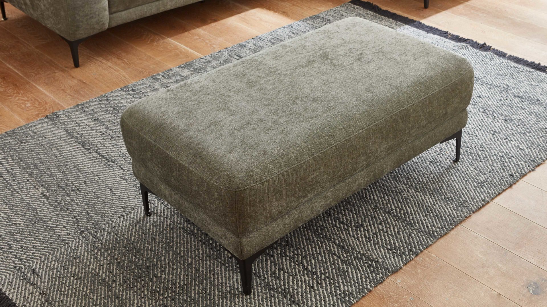 Polsterhocker COMFORT SMART aus Stoff in Dunkelgrün COMFORT SMART Serie Fenja - XL-Hocker dunkelgrüner Strukturstoff Yelda & schwarze Metallfüße 866 - ca.  110 x 65 cm