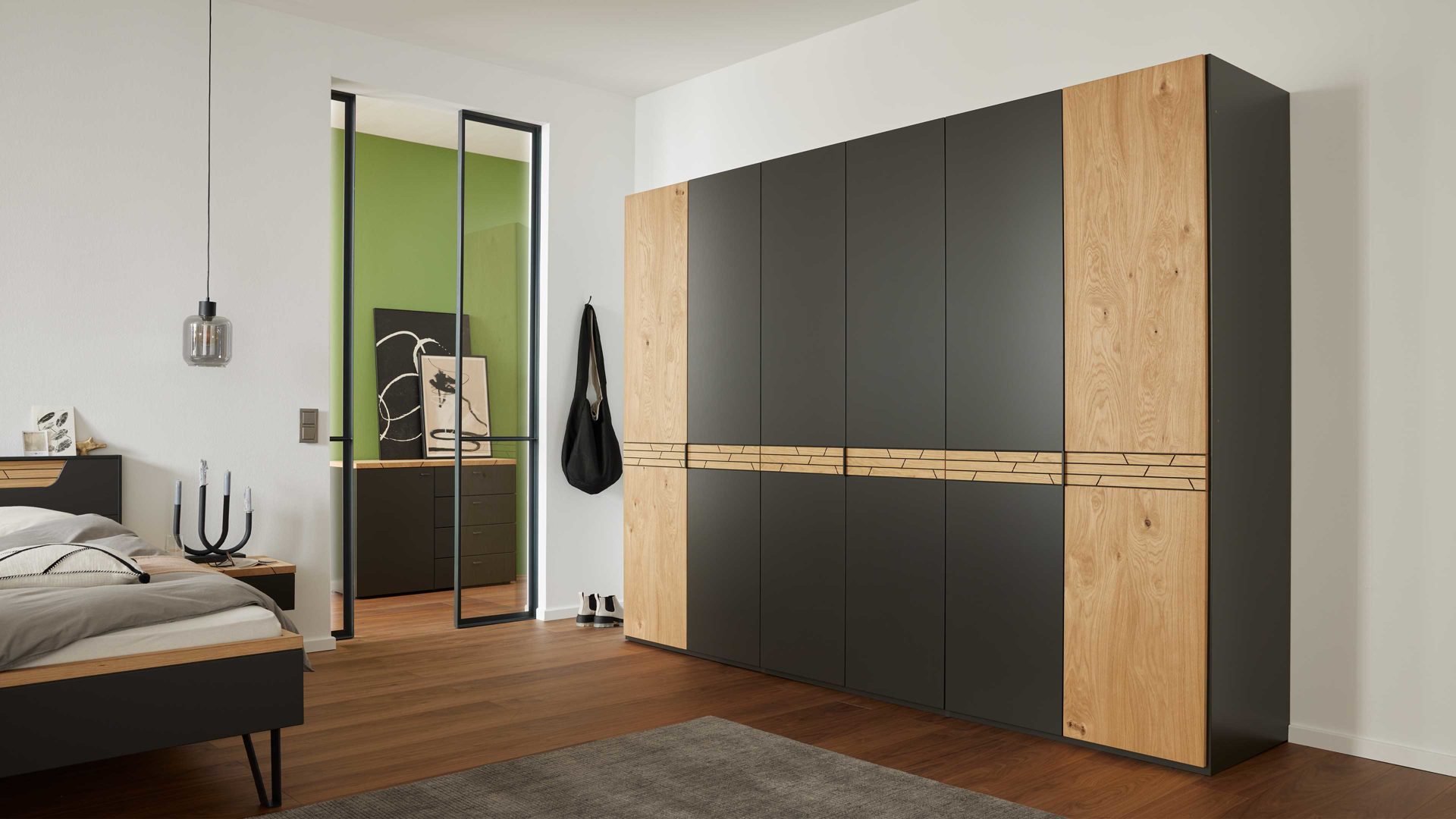 Kleiderschrank Interliving aus Holz in Schwarz Interliving Schlafzimmer Serie 1030 - Kleiderschrank 782814 Schieferschwarz & Casa Wildeiche - sechs Türen, Breite ca. 302 cm