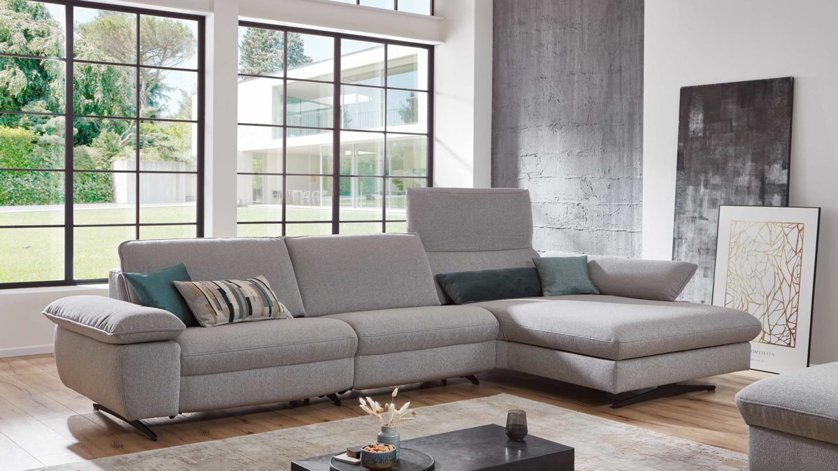 Ecksofa comfortmaster besser sitzen, liegen, leben aus Stoff in Hellgrau Comfortmaster Spektra 1488 - Relax-Wohnlandschaft mit vielen Funktionen hellgraues Flachgewebe Loop 02 jet – Stellfläche ca. 344 x 182 cm