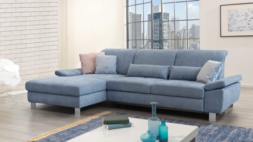 Ecksofa KAWOO aus Stoff in Hellblau KAWOO Serie 7533 - Ecksofa mit Funktionen taubenblauer Stoff EQE 16 & schwarze Metallfüße S289.13 - Stellfläche ca. 292 x 189 cm