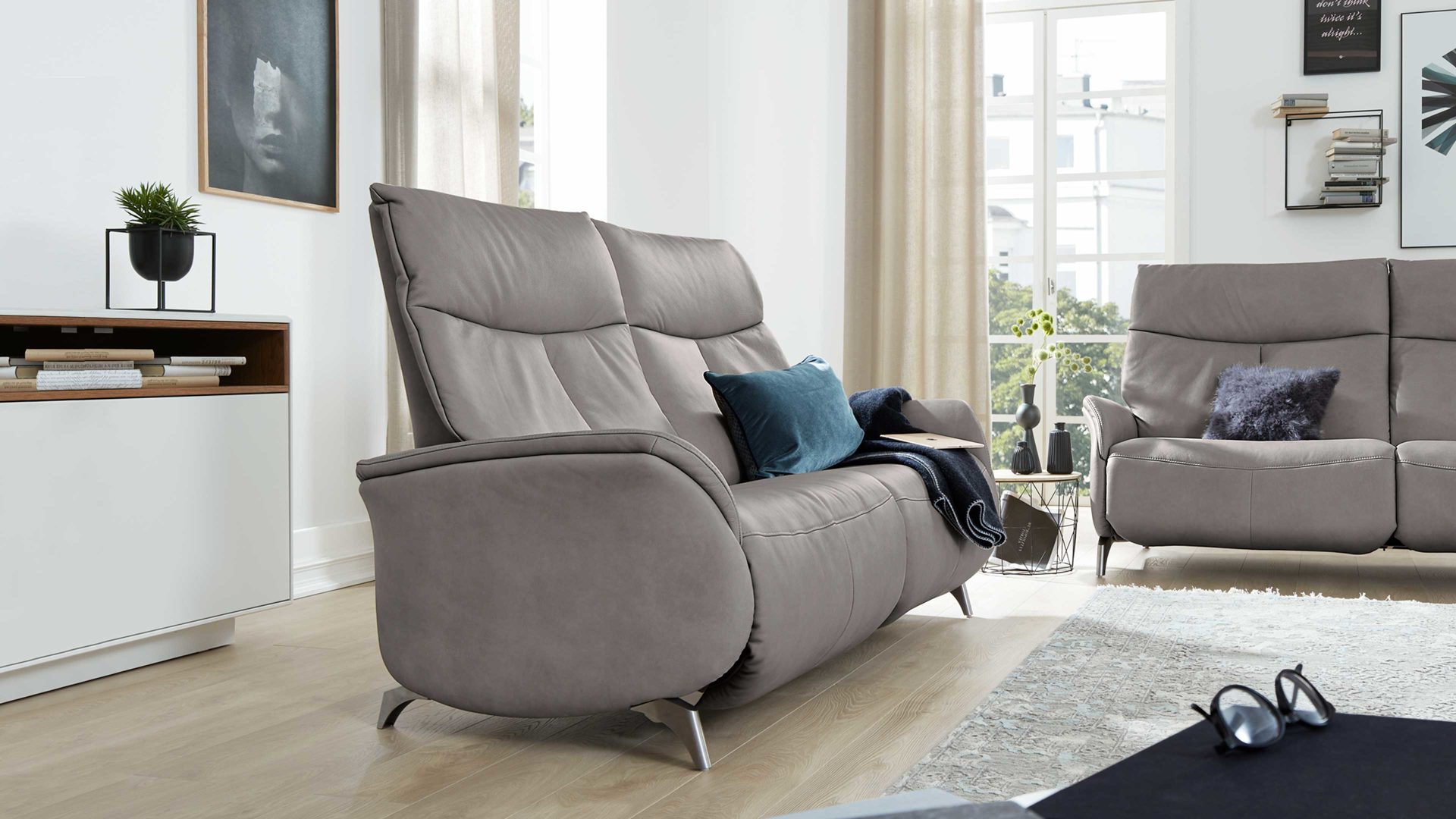 Dreisitzer Interliving aus Leder in Grau Interliving Sofa Serie 4211 – Dreisitzer 12H titanfarbenes LongLife-Leder & Edelstahlfüße – Länge ca. 197 cm