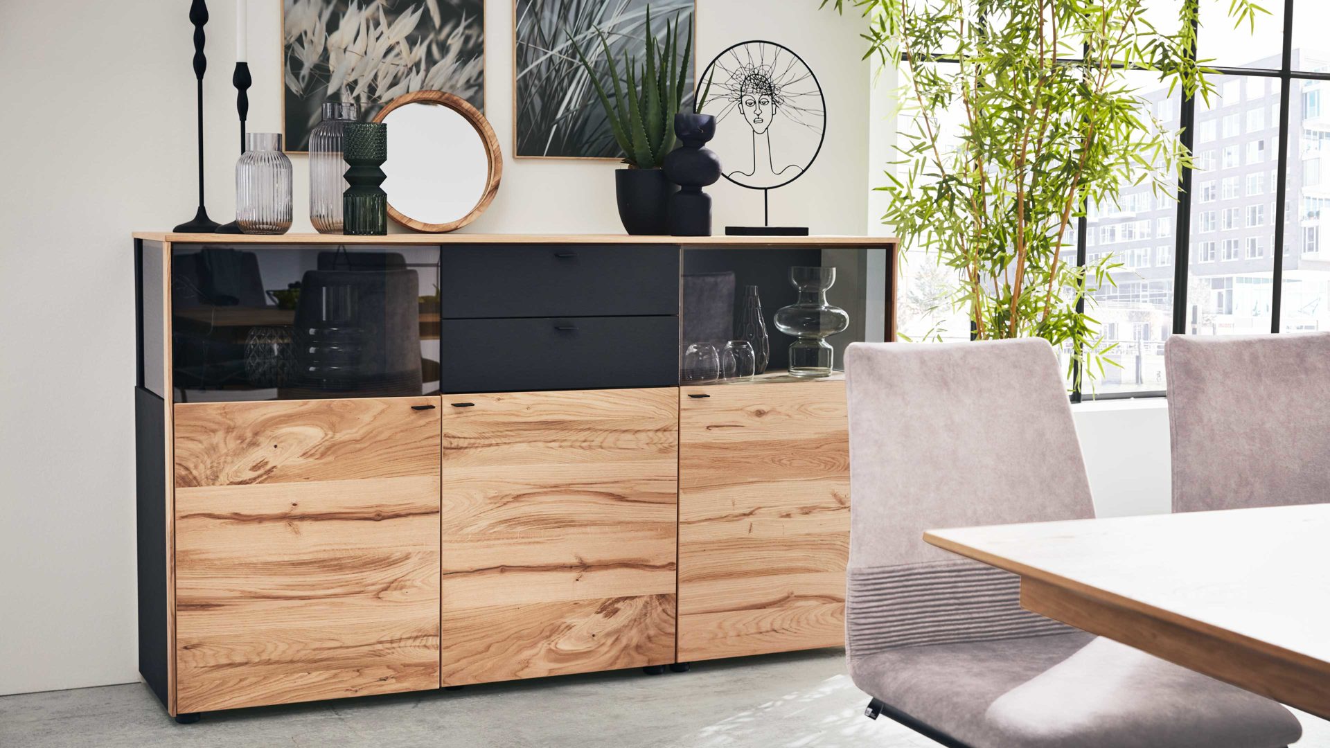 Sideboard Interliving aus Holz in Anthrazit Interliving Esszimmer Serie 5604 - Sideboard V728-0308 Anthrazit  & Eiche rustico- drei Türen, zwei Schubladen