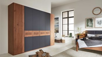 Kleiderschrank Interliving aus Holz in Dunkelgrau Interliving Schlafzimmer Serie 1022 – Kleiderschrank 97300 Basalt & Eiche Barrique - sechs Türen, Breite ca. 299 cm