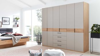 Kleiderschrank Interliving aus Holz in Grau Interliving Schlafzimmer Serie 1023 – Funktionsschrank Taupe & Balkeneiche - sechs Türen, drei Schubladen, Breite ca. 269 cm