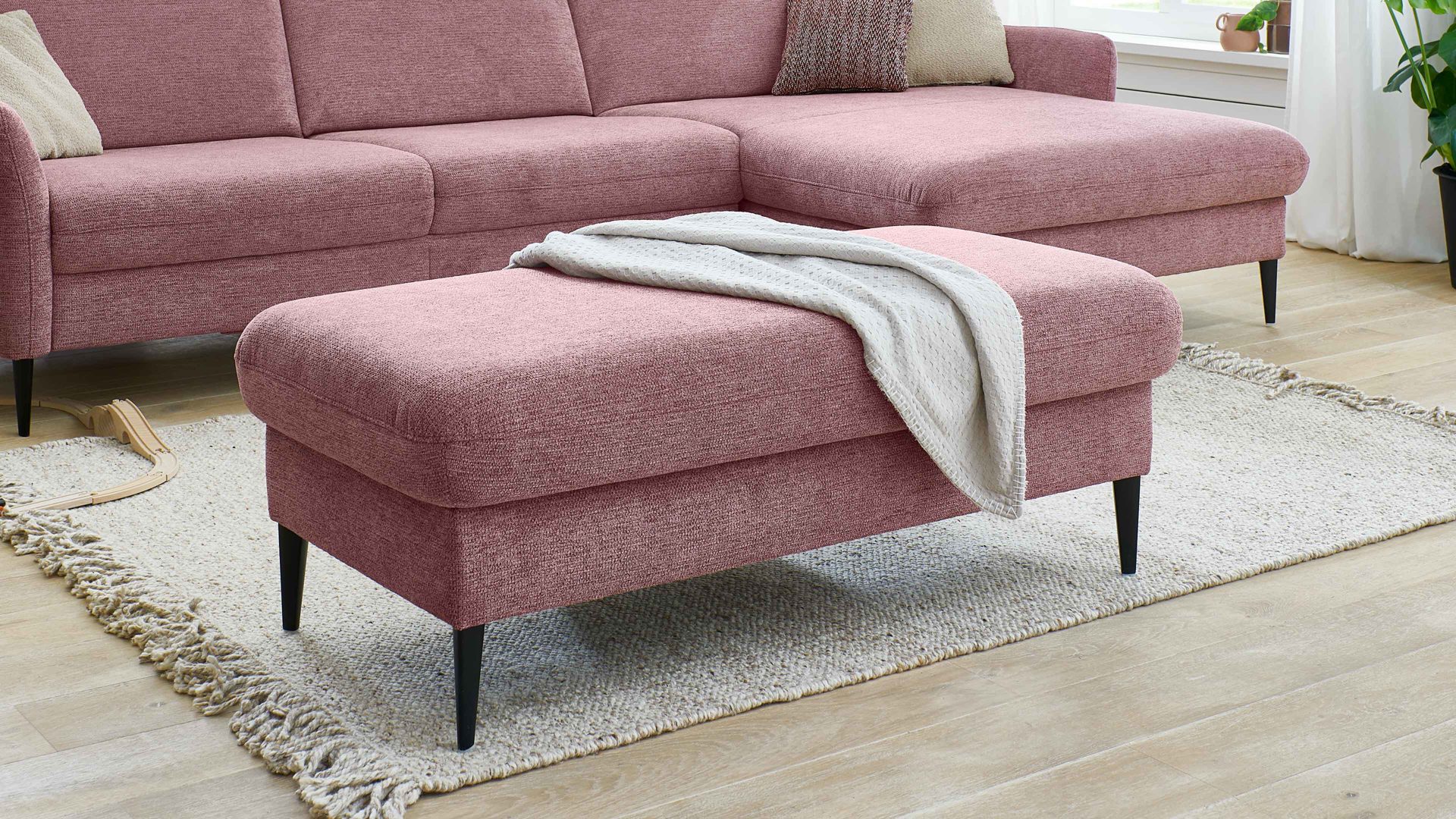 Polsterhocker modulmaster aus Stoff in Rosa Modulmaster MM-ZE1130 - XXL-Hocker rosé Webstoff Famosa wine & schwarze Alufüße - ca. 130 x 65 cm