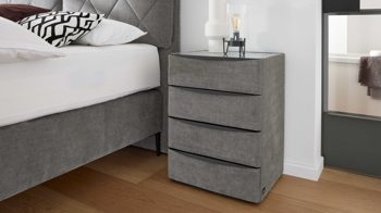 Nachtkommode Interliving aus Holz in Grau Interliving Boxspringbett Serie 1402 – Nachtkommode 64 grauer Stoffbezug Rob 533007 – vier Schubladen