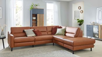 Ecksofa Interliving aus Leder in Orange Interliving Sofa Serie 4355 – Ecksofa mit Federkernpolsterung parkettfarbenes Leder Torro – Stellfläche ca. 248 x 238 cm