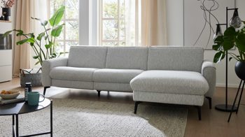 Ecksofa Interliving aus Stoff in Weiß Interliving Sofa Serie 4061 - Ecksofa ecrufarbener Bezug Loft & schwarze Metallfüße - Stellfläche ca. 277 x 168 cm