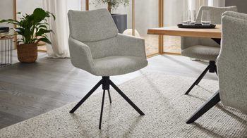 Polsterstuhl Interliving aus Stoff in Weiß Interliving Esszimmer Serie 5118 – Armlehnstuhl 2362 mit Drehfunktion champagnerfarbener Bouclé Elegant wish E07 & mattschwarzes Eisen